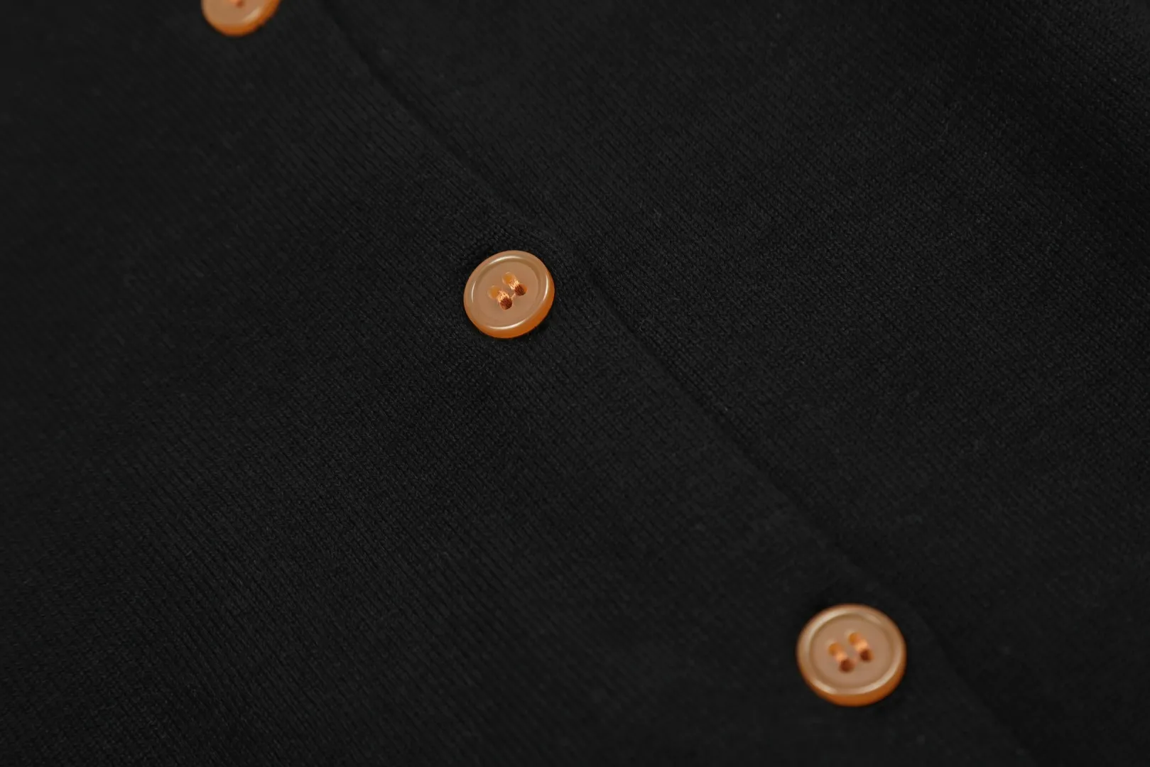 VIVI115 # vivienne west wood Vivienne classic knitted sweater wool cardigan 2024 autumn latest style Exclusive and highest quality on the entire network Order with confidence - 🧩 15% merino cotton wool 85% wool blend 🧩Correct Italian 🇮🇹100% wool washed wheat logo 🧩Original purchase, real mold opening 🧩Original purchase records and comparison pictures can be provided. Place your order with confidence. 🧩Instant sale of all Taobao 300+ versions. The purchasing quality is excellent. It is definitely not a copywriter party. It is a real good product. The real product far exceeds the budget. Size: S -M- L. Color: black, white, light green, purple, apricot.